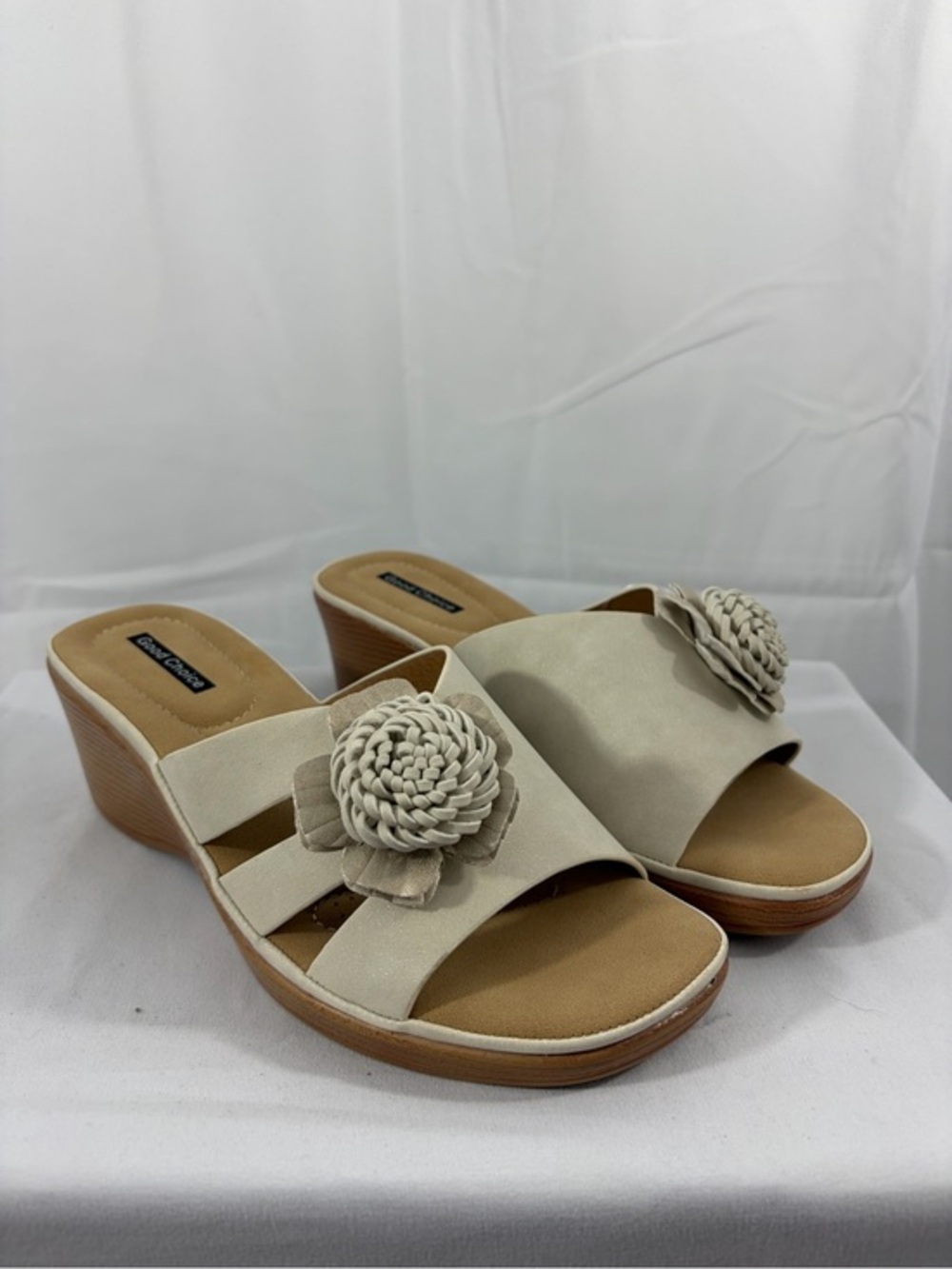NWT Good Choice Women’s Size 8.5 Beige Wedge Slide Sandals with Floral Accent